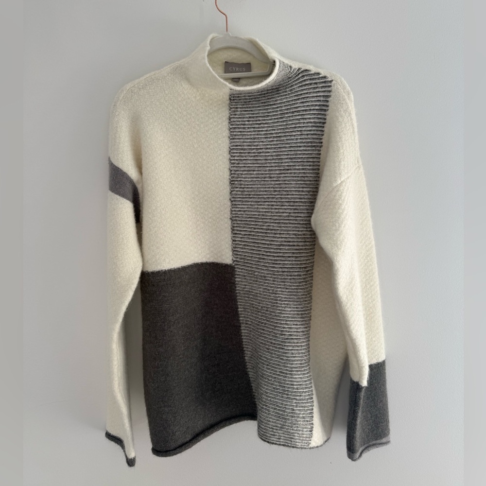 Cyrus Cream & Gray Colorblock Turtleneck Sweater – Size L